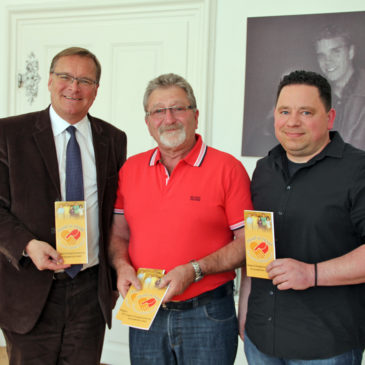 Von links: Oberbürgermeister Andreas Starke, Vorsitzender Günter Kolb und stellv. Vorsitzender Nick Gallenz